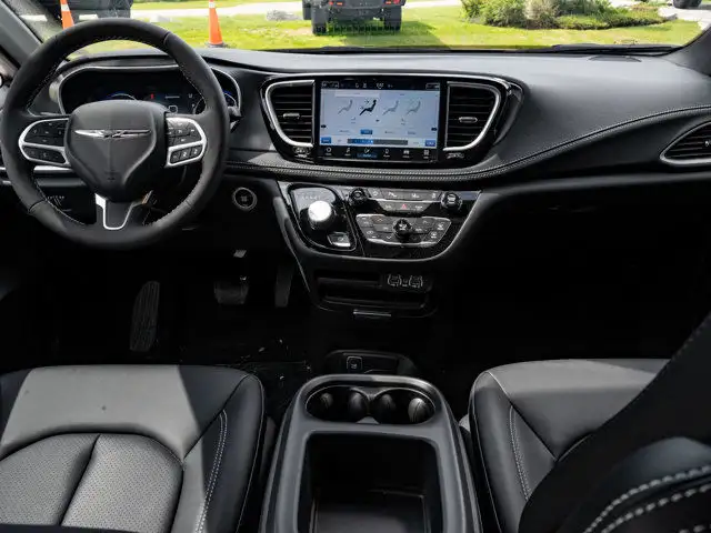 2025 Chrysler Pacifica Select in Cars & Trucks in Barrie - Image 23