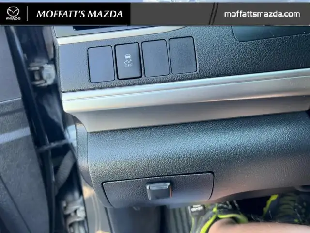 2014 Toyota Camry SE dans Autos et camions dans Barrie - Image 29