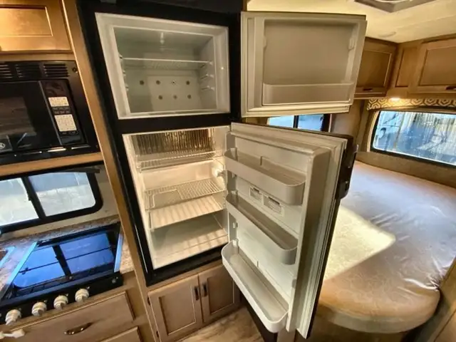 2020 Thor Motor Coach Chateau 22E in RVs & Motorhomes in Abbotsford - Image 13