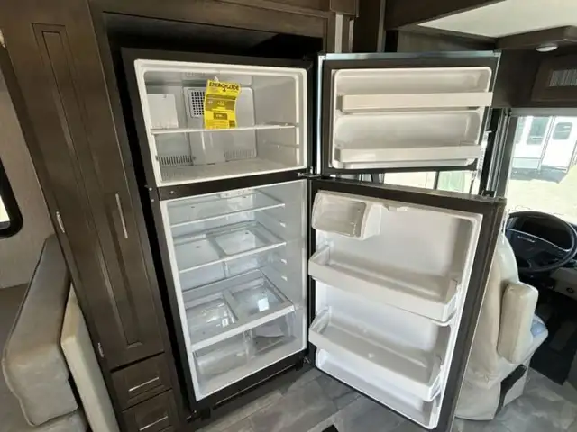 2023 Coachmen RV Sportscoach SRS 365RB in RVs & Motorhomes in Abbotsford - Image 30