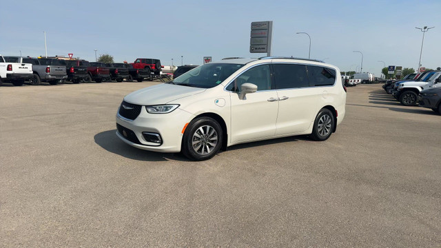 2021 Chrysler Pacifica Hybrid Touring L Plus in Cars & Trucks in Edmonton - Image 3