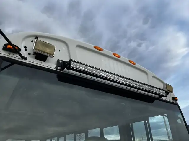 2013 international 4200 21 Passenger Bus Diesel Hydraulic Brakes in Heavy Trucks in Richmond - Image 27