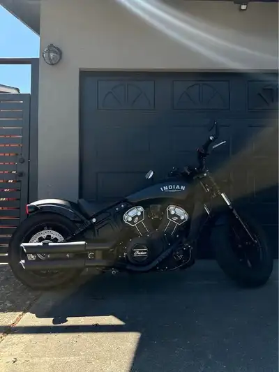 APPLY NOW: https://www.ridecollective.ca/get-pre-approved 2022 Indian Scout Bobber Black Smoke is a...
