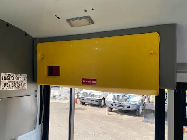 2017 chevrolet Express G4500 21 Passenger Bus With Wheelchair Ac in Heavy Trucks in Richmond - Image 35
