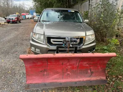 2010 HONDA RIDGELINE RTL WITH SNOWPLOW, 5 PASSENGERS, AWD, RUNS AND DRIVES GREAT, VERY WELL MAINTAIN...