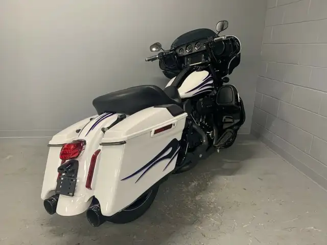 2016 Harley-Davidson CVO Street Glide in Street, Cruisers & Choppers in Oshawa / Durham Region - Image 7