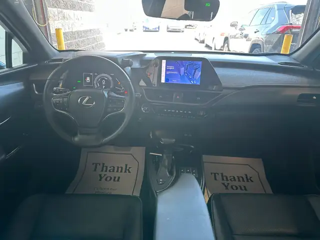 2024 Lexus UX 250h dans Autos et camions dans Région d’Oakville/Halton - Image 24