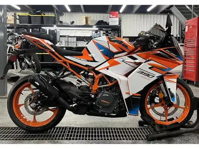 2024 KTM RC 390 KIT GRAPHIQUE NON INCLUS DANS LE PRIX :O) Les photos peuvent être à titre indicatif...