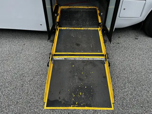 2019 Chevrolet Express 4500 22 Passenger Wheelchair Accessible S in Heavy Trucks in Delta/Surrey/Langley - Image 18