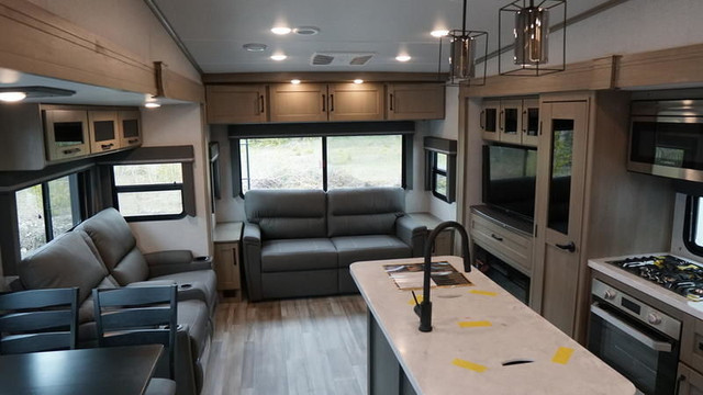 2023 Grand Design Reflection Fifth-Wheels 303RLS in Travel Trailers & Campers in Ottawa - Image 2