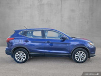 Navigate Ottawa's diverse weather with confidence in this practical 2018 Nissan Qashqai S AWD, an af... (image 6)