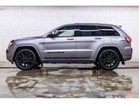 **ONE OWNER - MECHANICALLY CERTIFIED** 72,160 KM This 2017 Jeep Grand Cherokee 4x4 Altitude is power... (image 2)