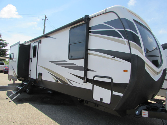 2022 OUTBACK 335CG KING BED/ OUTSIDE KITCHEN in Cargo & Utility Trailers in Red Deer