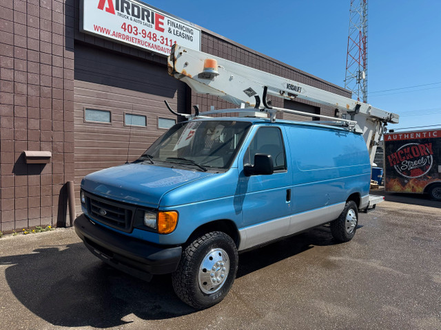 2006 Ford E-350 Bucket Van 29 FT VersaLift in Cars & Trucks in Calgary - Image 2