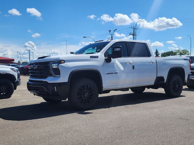 2025 Chevrolet Silverado 3500HD LTZ 6'6 FOOT BOX | DURAMAX DIESE in Cars & Trucks in St. Albert - Image 2