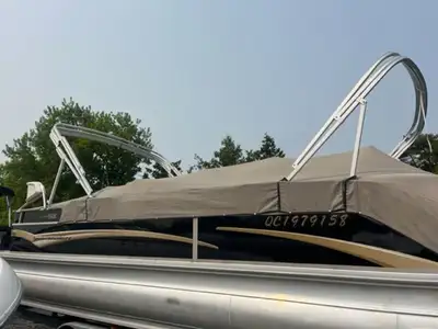 2009 Princecraft SVX 27 tritoon, Mercury 150 4 stroke, trailer incl.Double bimini topRear deck area...