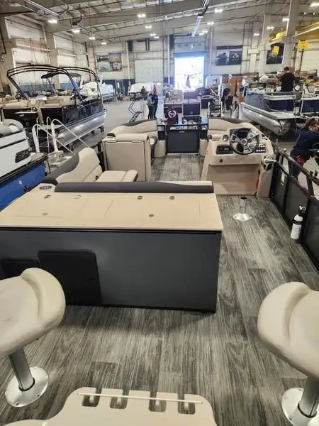 2025 Avalon Pontoons Venture 85 Rear Fish 23 FT in Powerboats & Motorboats in Saskatoon - Image 8