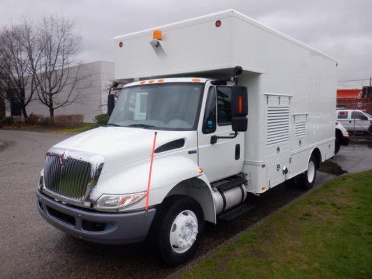 2013 International 4300 DuraStar Diesel Cube Van with Air Brakes in Heavy Trucks in Edmonton - Image 4