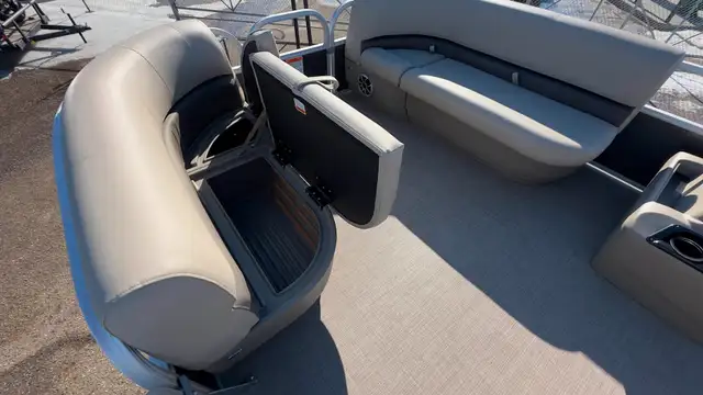 2025 SUN TRACKER Party Barge 16 DLX -Best Pontoon Boat, Mercury  in Powerboats & Motorboats in Prince Albert - Image 14