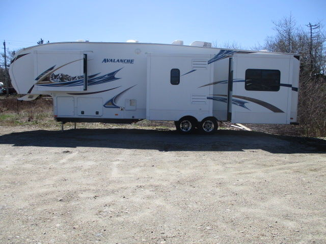 2011 AVALANCHE 330 RE in Travel Trailers & Campers in La Ronge - Image 3