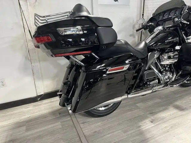 2017 HARLEY DAVIDSON ÉLECTRA GLIDE ULTRA LIMITED in Street, Cruisers & Choppers in London - Image 13