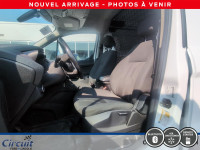 Le Ford Transit Connect XLT 2018 est un fourgon compact parfait pour les travailleurs urbains. Prati... (image 5)