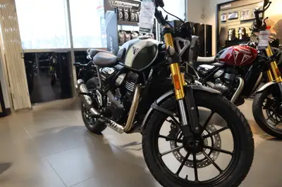 2025 Triumph Scrambler 400 X Matte Khaki Green / Fusion White With its agile handling, class-leading...