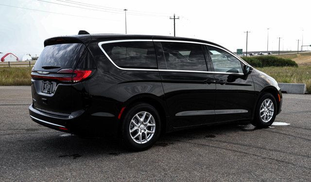 2026 Chrysler Pacifica Select in Cars & Trucks in Strathcona County - Image 4