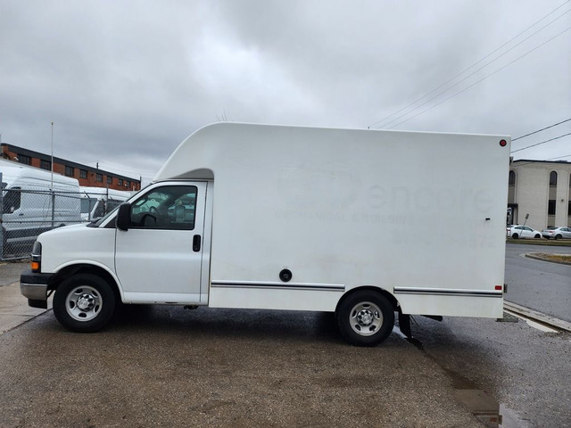  2017 GMC Savana Van G3500 - 12Ft Aerocell - Side Door + Rear Ba in Cars & Trucks in City of Toronto - Image 2