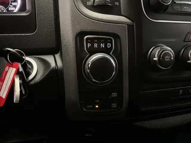 2019 Ram 1500 Classic Quad Cab 4x4 v6 3,6L Boite fermee Camera 6 in Cars & Trucks in Laval / North Shore - Image 23