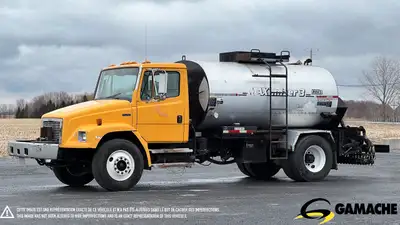 Heavy truck - # STOCK: C-36499 2002 FREIGHTLINER FL70 CAMION CITERNE BITUME ÉPANDEUR D'ASPHALTE 2002...