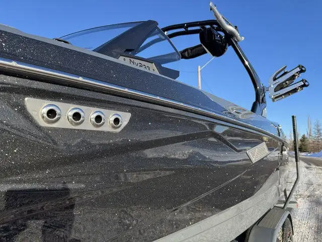 2025 Centurion NV233 in Powerboats & Motorboats in Kelowna - Image 4