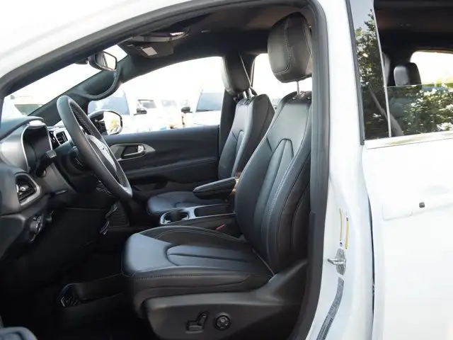 2025 Chrysler Grand Caravan SXT, Heated Leather, Lane Keep in Cars & Trucks in Calgary - Image 19