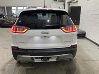 // VUS BLANC, 4X4, INTÉRIEUR NOIR, 83 380 KM, CHEZ AUTOSTUDIO 72 À MIRABEL //Le Jeep Cherokee 2019 v... (image 2)