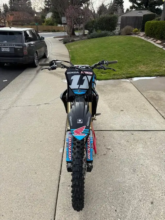 2020 HONDA CRF250R 249CC 4-STROKE - LOW KMS! in Dirt Bikes & Motocross in Delta/Surrey/Langley - Image 5