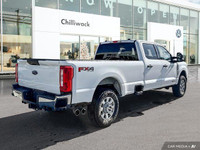This Ford Super Duty F-350 SRW boasts a Intercooled Turbo Diesel V-8 6.7 L/406 engine powering this... (image 4)