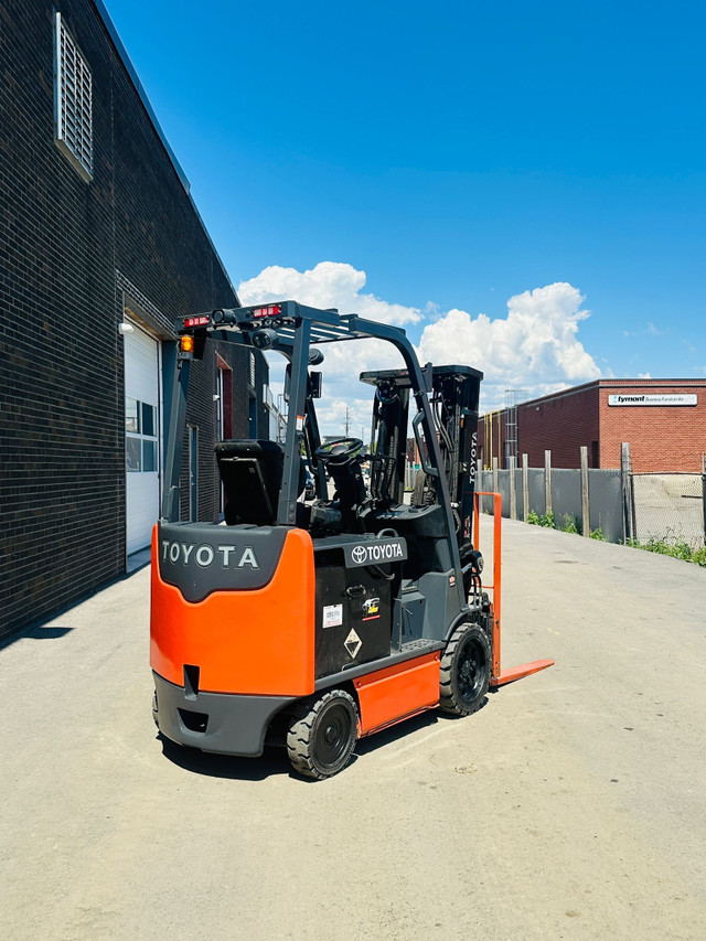 2019 TOYOTA 5000 LBS ELECTRIC FORKLIFT 3 STAGE fork-positioner in Heavy Equipment in Mississauga / Peel Region - Image 3