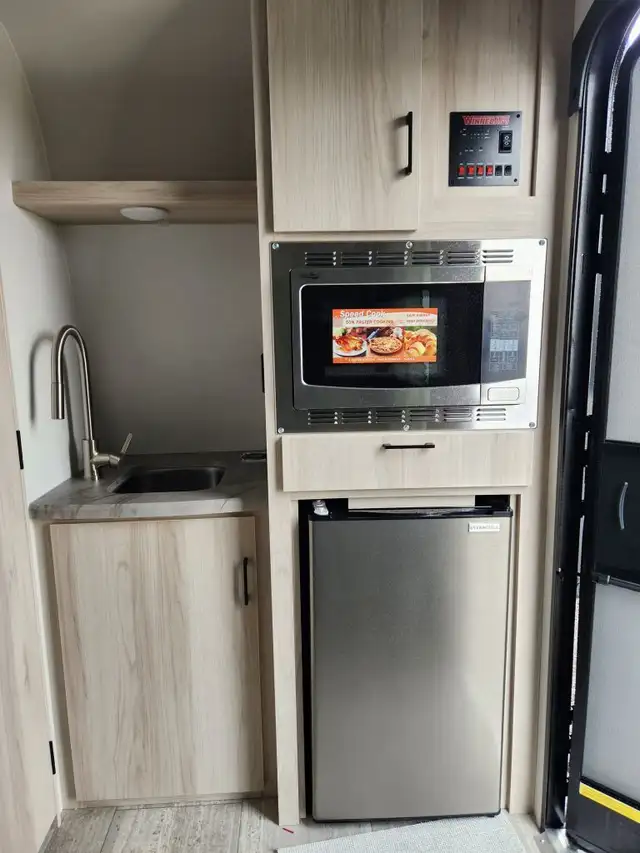 2023 WINNEBAGO Hike 100 H1316FB in Travel Trailers & Campers in London - Image 8