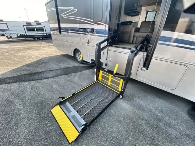 2020 Winnebago Adventurer 30T in RVs & Motorhomes in Abbotsford - Image 38