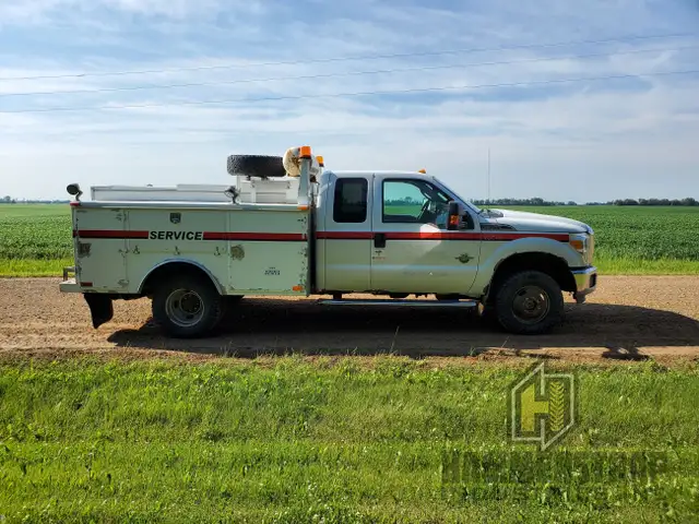 FORD F-350 Super Duty 4x4 XLT Mechanic Service Truck in Cars & Trucks in Edmonton - Image 6