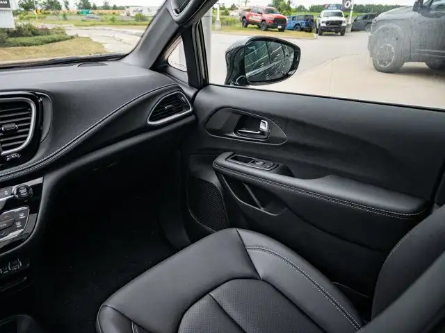2025 Chrysler Pacifica Select in Cars & Trucks in Barrie - Image 26