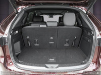 Le Mazda CX-90 MHEV GT-P 2024 est un VUS intermédiaire à hybridation légère qui allie performance, l... (image 8)