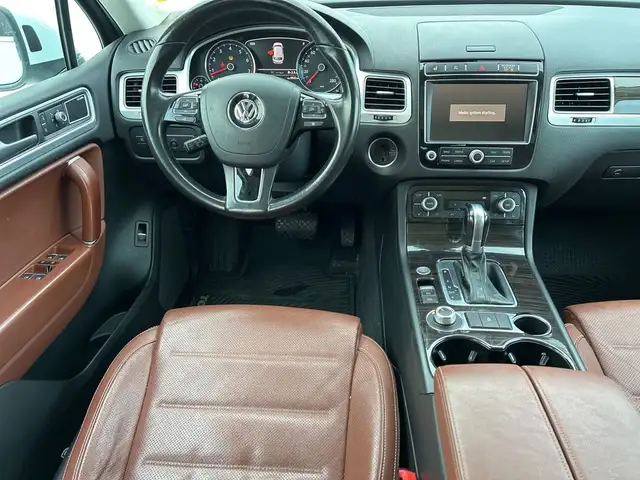 2017 Volkswagen Touareg Execline in Cars & Trucks in Calgary - Image 17