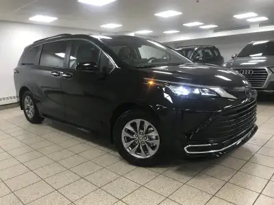 Introducing the 2024 Toyota Sienna XLE, a sophisticated and versatile minivan that merges style, com...