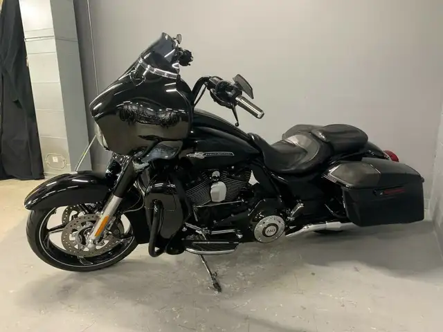 2016 Harley-Davidson CVO Street Glide in Street, Cruisers & Choppers in Oshawa / Durham Region - Image 3