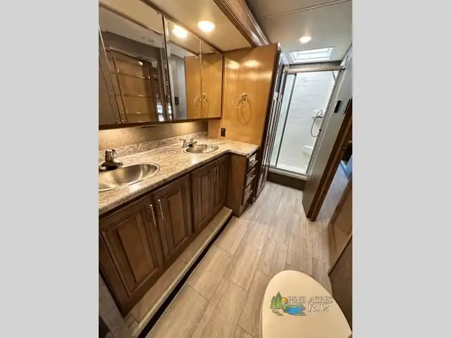 2020 Thor Motor Coach Challenger 37YT Washer & Dryer 12 k Miles in RVs & Motorhomes in Moncton - Image 25