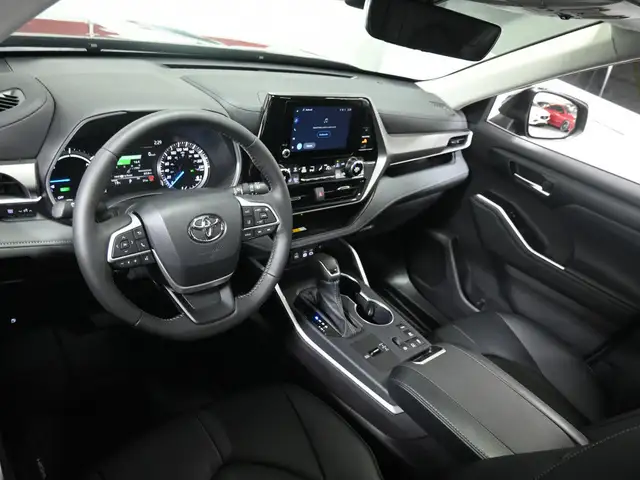 2025 Toyota Highlander XLE No Accident Leather Sunroof Heated Se in Cars & Trucks in Mississauga / Peel Region - Image 11