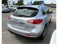 CARFAX CLEAN!! NO ACCIDENTS!! 1 OWNER!! LOW KMS!! DEALER SERVICED!! LEATHER INTERIOR, HEATED SEATS,... (image 5)