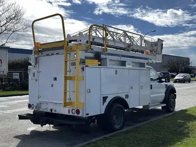 2008 ford F-550 Service Truck With Bucket 2WD Diesel in Heavy Trucks in Richmond - Image 10