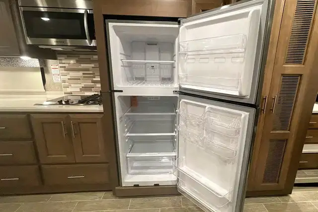 2022 Thor Miramar 35.2 – Pre-Owned Class A Motorhome.  in RVs & Motorhomes in Red Deer - Image 32